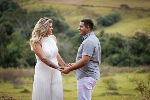 pre-wedding-casamento-ensaio-igreja-cerimonia-noiva-daniel-custodio-fotografias-de-casamento-uberlandia-fotografo-cerimonial-por-do-sol-vestido-terno-atelie-buque-buffet-chacara-banda-uberlandia-minas-gerais-goias-aragauri-brasil-chacara-pista-de dança-'