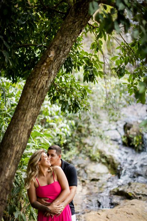 pre-wedding-casamento-ensaio-igreja-cerimonia-noiva-daniel-custodio-fotografias-de-casamento-uberlandia-fotografo-cerimonial-por-do-sol-vestido-terno-atelie-buque-buffet-chacara-banda-uberlandia-minas-gerais-goias-aragauri-brasil-chacara-pista-de dança-'