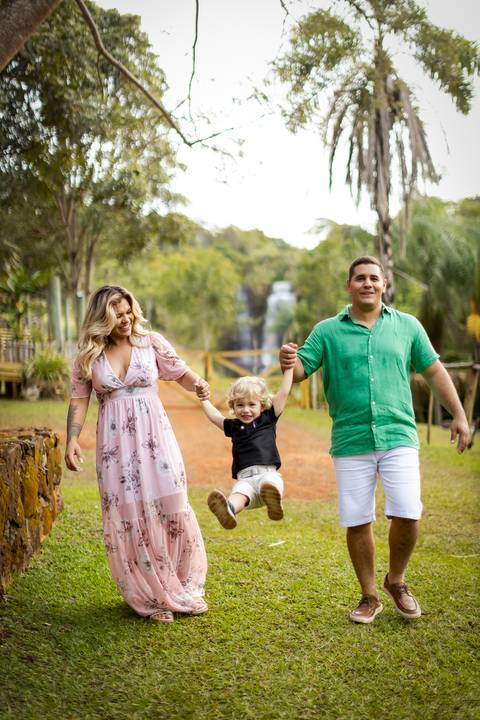 pre-wedding-casamento-ensaio-igreja-cerimonia-noiva-daniel-custodio-fotografias-de-casamento-uberlandia-fotografo-cerimonial-por-do-sol-vestido-terno-atelie-buque-buffet-chacara-banda-uberlandia-minas-gerais-goias-aragauri-brasil-chacara-pista-de dança-'