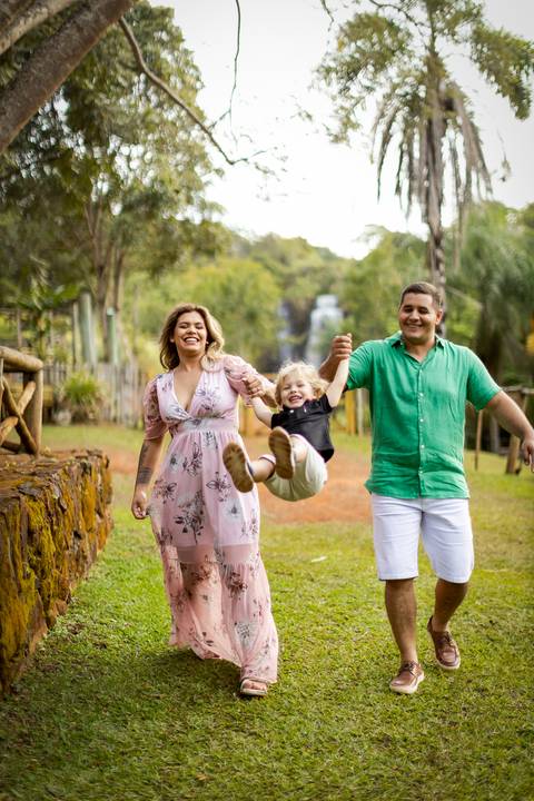 pre-wedding-casamento-ensaio-igreja-cerimonia-noiva-daniel-custodio-fotografias-de-casamento-uberlandia-fotografo-cerimonial-por-do-sol-vestido-terno-atelie-buque-buffet-chacara-banda-uberlandia-minas-gerais-goias-aragauri-brasil-chacara-pista-de dança-'