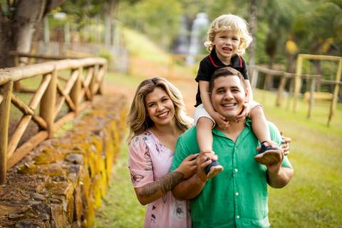 pre-wedding-casamento-ensaio-igreja-cerimonia-noiva-daniel-custodio-fotografias-de-casamento-uberlandia-fotografo-cerimonial-por-do-sol-vestido-terno-atelie-buque-buffet-chacara-banda-uberlandia-minas-gerais-goias-aragauri-brasil-chacara-pista-de dança-'