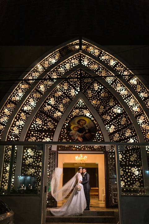 pre-wedding-casamento-ensaio-igreja-cerimonia-noiva-daniel-custodio-fotografias-de-casamento-uberlandia-fotografo-cerimonial-por-do-sol-vestido-terno-atelie-buque-buffet-chacara-banda-uberlandia-minas-gerais-goias-aragauri-brasil-chacara-pista-de dança-'