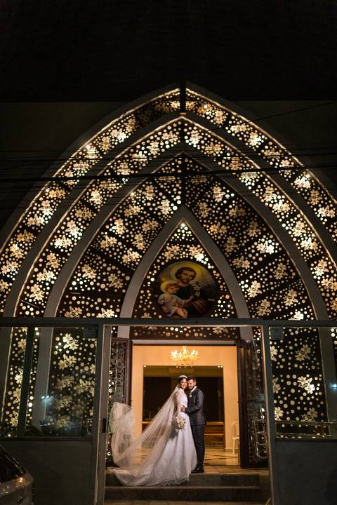 pre-wedding-casamento-ensaio-igreja-cerimonia-noiva-daniel-custodio-fotografias-de-casamento-uberlandia-fotografo-cerimonial-por-do-sol-vestido-terno-atelie-buque-buffet-chacara-banda-uberlandia-minas-gerais-goias-aragauri-brasil-chacara-pista-de dança-'