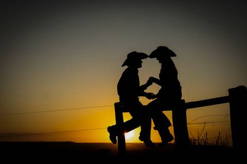 pre-wedding-casamento-ensaio-igreja-cerimonia-noiva-daniel-custodio-fotografias-de-casamento-uberlandia-fotografo-cerimonial-por-do-sol-vestido-terno-atelie-buque-buffet-chacara-banda-uberlandia-minas-gerais-goias-aragauri-brasil-chacara-pista-de dança-'
