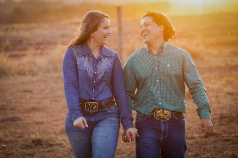 pre-wedding-casamento-ensaio-igreja-cerimonia-noiva-daniel-custodio-fotografias-de-casamento-uberlandia-fotografo-cerimonial-por-do-sol-vestido-terno-atelie-buque-buffet-chacara-banda-uberlandia-minas-gerais-goias-aragauri-brasil-chacara-pista-de dança-'