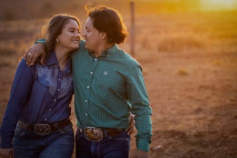 pre-wedding-casamento-ensaio-igreja-cerimonia-noiva-daniel-custodio-fotografias-de-casamento-uberlandia-fotografo-cerimonial-por-do-sol-vestido-terno-atelie-buque-buffet-chacara-banda-uberlandia-minas-gerais-goias-aragauri-brasil-chacara-pista-de dança-'