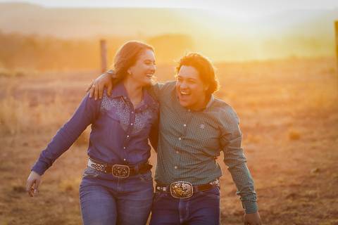 pre-wedding-casamento-ensaio-igreja-cerimonia-noiva-daniel-custodio-fotografias-de-casamento-uberlandia-fotografo-cerimonial-por-do-sol-vestido-terno-atelie-buque-buffet-chacara-banda-uberlandia-minas-gerais-goias-aragauri-brasil-chacara-pista-de dança-'