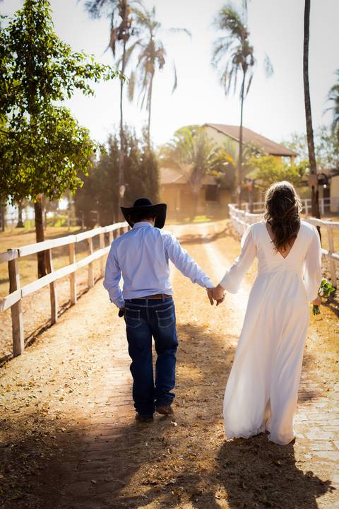 pre-wedding-casamento-ensaio-igreja-cerimonia-noiva-daniel-custodio-fotografias-de-casamento-uberlandia-fotografo-cerimonial-por-do-sol-vestido-terno-atelie-buque-buffet-chacara-banda-uberlandia-minas-gerais-goias-aragauri-brasil-chacara-pista-de dança-'
