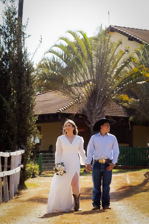 pre-wedding-casamento-ensaio-igreja-cerimonia-noiva-daniel-custodio-fotografias-de-casamento-uberlandia-fotografo-cerimonial-por-do-sol-vestido-terno-atelie-buque-buffet-chacara-banda-uberlandia-minas-gerais-goias-aragauri-brasil-chacara-pista-de dança-'