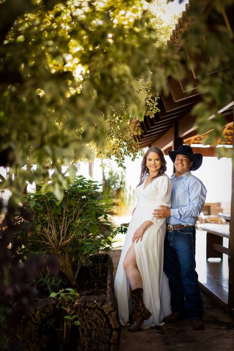 pre-wedding-casamento-ensaio-igreja-cerimonia-noiva-daniel-custodio-fotografias-de-casamento-uberlandia-fotografo-cerimonial-por-do-sol-vestido-terno-atelie-buque-buffet-chacara-banda-uberlandia-minas-gerais-goias-aragauri-brasil-chacara-pista-de dança-'