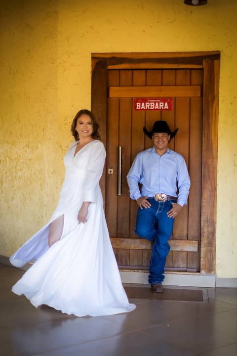 pre-wedding-casamento-ensaio-igreja-cerimonia-noiva-daniel-custodio-fotografias-de-casamento-uberlandia-fotografo-cerimonial-por-do-sol-vestido-terno-atelie-buque-buffet-chacara-banda-uberlandia-minas-gerais-goias-aragauri-brasil-chacara-pista-de dança-'