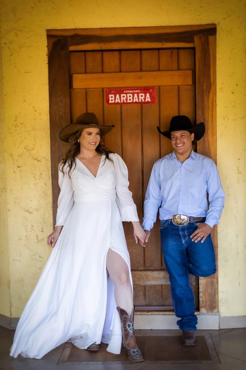 pre-wedding-casamento-ensaio-igreja-cerimonia-noiva-daniel-custodio-fotografias-de-casamento-uberlandia-fotografo-cerimonial-por-do-sol-vestido-terno-atelie-buque-buffet-chacara-banda-uberlandia-minas-gerais-goias-aragauri-brasil-chacara-pista-de dança-'