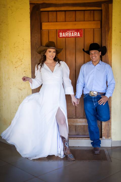 pre-wedding-casamento-ensaio-igreja-cerimonia-noiva-daniel-custodio-fotografias-de-casamento-uberlandia-fotografo-cerimonial-por-do-sol-vestido-terno-atelie-buque-buffet-chacara-banda-uberlandia-minas-gerais-goias-aragauri-brasil-chacara-pista-de dança-'