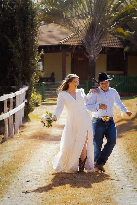 pre-wedding-casamento-ensaio-igreja-cerimonia-noiva-daniel-custodio-fotografias-de-casamento-uberlandia-fotografo-cerimonial-por-do-sol-vestido-terno-atelie-buque-buffet-chacara-banda-uberlandia-minas-gerais-goias-aragauri-brasil-chacara-pista-de dança-'