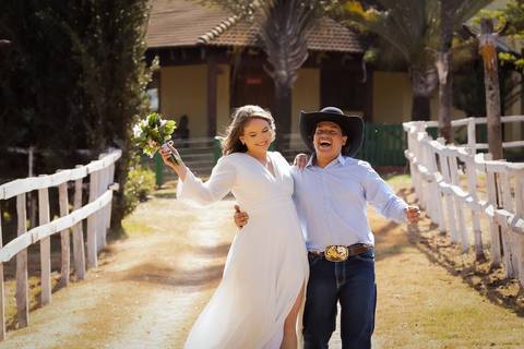 pre-wedding-casamento-ensaio-igreja-cerimonia-noiva-daniel-custodio-fotografias-de-casamento-uberlandia-fotografo-cerimonial-por-do-sol-vestido-terno-atelie-buque-buffet-chacara-banda-uberlandia-minas-gerais-goias-aragauri-brasil-chacara-pista-de dança-'