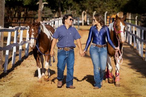 pre-wedding-casamento-ensaio-igreja-cerimonia-noiva-daniel-custodio-fotografias-de-casamento-uberlandia-fotografo-cerimonial-por-do-sol-vestido-terno-atelie-buque-buffet-chacara-banda-uberlandia-minas-gerais-goias-aragauri-brasil-chacara-pista-de dança-'