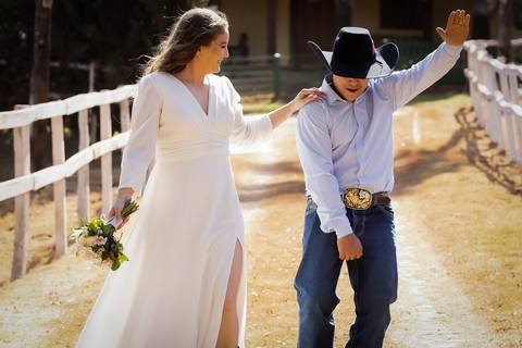 pre-wedding-casamento-ensaio-igreja-cerimonia-noiva-daniel-custodio-fotografias-de-casamento-uberlandia-fotografo-cerimonial-por-do-sol-vestido-terno-atelie-buque-buffet-chacara-banda-uberlandia-minas-gerais-goias-aragauri-brasil-chacara-pista-de dança-'