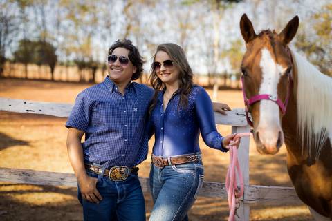 pre-wedding-casamento-ensaio-igreja-cerimonia-noiva-daniel-custodio-fotografias-de-casamento-uberlandia-fotografo-cerimonial-por-do-sol-vestido-terno-atelie-buque-buffet-chacara-banda-uberlandia-minas-gerais-goias-aragauri-brasil-chacara-pista-de dança-'