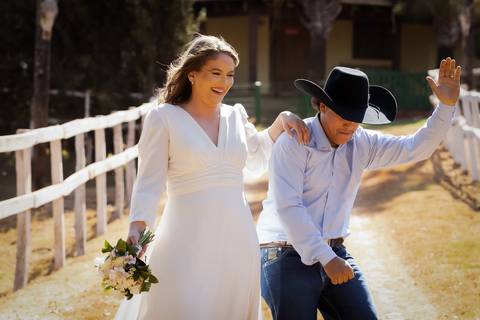 pre-wedding-casamento-ensaio-igreja-cerimonia-noiva-daniel-custodio-fotografias-de-casamento-uberlandia-fotografo-cerimonial-por-do-sol-vestido-terno-atelie-buque-buffet-chacara-banda-uberlandia-minas-gerais-goias-aragauri-brasil-chacara-pista-de dança-'