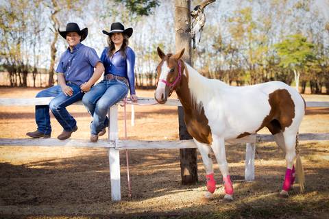 pre-wedding-casamento-ensaio-igreja-cerimonia-noiva-daniel-custodio-fotografias-de-casamento-uberlandia-fotografo-cerimonial-por-do-sol-vestido-terno-atelie-buque-buffet-chacara-banda-uberlandia-minas-gerais-goias-aragauri-brasil-chacara-pista-de dança-'