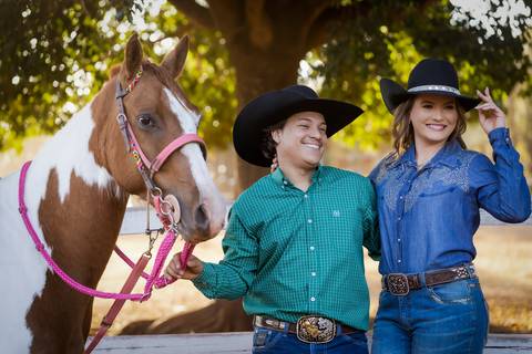 pre-wedding-casamento-ensaio-igreja-cerimonia-noiva-daniel-custodio-fotografias-de-casamento-uberlandia-fotografo-cerimonial-por-do-sol-vestido-terno-atelie-buque-buffet-chacara-banda-uberlandia-minas-gerais-goias-aragauri-brasil-chacara-pista-de dança-'