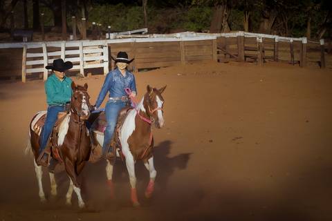 pre-wedding-casamento-ensaio-igreja-cerimonia-noiva-daniel-custodio-fotografias-de-casamento-uberlandia-fotografo-cerimonial-por-do-sol-vestido-terno-atelie-buque-buffet-chacara-banda-uberlandia-minas-gerais-goias-aragauri-brasil-chacara-pista-de dança-'