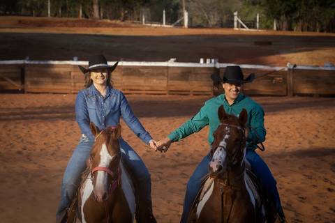 pre-wedding-casamento-ensaio-igreja-cerimonia-noiva-daniel-custodio-fotografias-de-casamento-uberlandia-fotografo-cerimonial-por-do-sol-vestido-terno-atelie-buque-buffet-chacara-banda-uberlandia-minas-gerais-goias-aragauri-brasil-chacara-pista-de dança-'