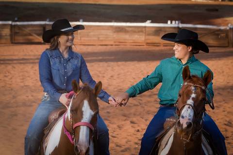 pre-wedding-casamento-ensaio-igreja-cerimonia-noiva-daniel-custodio-fotografias-de-casamento-uberlandia-fotografo-cerimonial-por-do-sol-vestido-terno-atelie-buque-buffet-chacara-banda-uberlandia-minas-gerais-goias-aragauri-brasil-chacara-pista-de dança-'
