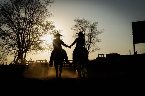 pre-wedding-casamento-ensaio-igreja-cerimonia-noiva-daniel-custodio-fotografias-de-casamento-uberlandia-fotografo-cerimonial-por-do-sol-vestido-terno-atelie-buque-buffet-chacara-banda-uberlandia-minas-gerais-goias-aragauri-brasil-chacara-pista-de dança-'