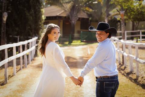 pre-wedding-casamento-ensaio-igreja-cerimonia-noiva-daniel-custodio-fotografias-de-casamento-uberlandia-fotografo-cerimonial-por-do-sol-vestido-terno-atelie-buque-buffet-chacara-banda-uberlandia-minas-gerais-goias-aragauri-brasil-chacara-pista-de dança-'