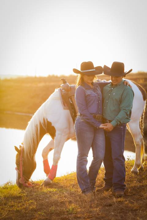 pre-wedding-casamento-ensaio-igreja-cerimonia-noiva-daniel-custodio-fotografias-de-casamento-uberlandia-fotografo-cerimonial-por-do-sol-vestido-terno-atelie-buque-buffet-chacara-banda-uberlandia-minas-gerais-goias-aragauri-brasil-chacara-pista-de dança-'