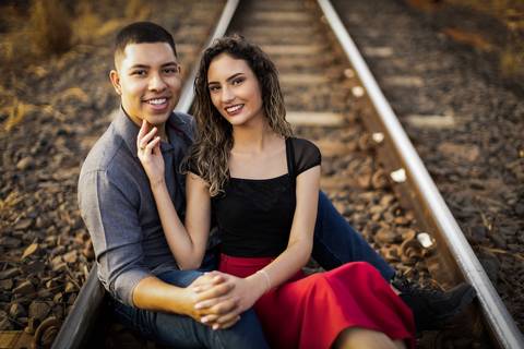 pre-wedding-casamento-ensaio-igreja-cerimonia-noiva-daniel-custodio-fotografias-de-casamento-uberlandia-fotografo-cerimonial-por-do-sol-vestido-terno-atelie-buque-buffet-chacara-banda-uberlandia-minas-gerais-goias-aragauri-brasil-chacara-pista-de dança-'