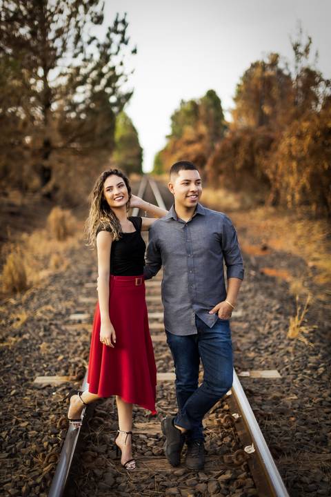 pre-wedding-casamento-ensaio-igreja-cerimonia-noiva-daniel-custodio-fotografias-de-casamento-uberlandia-fotografo-cerimonial-por-do-sol-vestido-terno-atelie-buque-buffet-chacara-banda-uberlandia-minas-gerais-goias-aragauri-brasil-chacara-pista-de dança-'