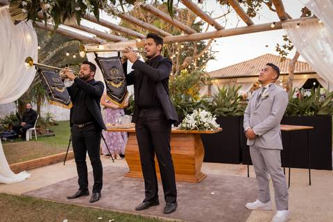 pre-wedding-casamento-ensaio-igreja-cerimonia-noiva-daniel-custodio-fotografias-de-casamento-uberlandia-fotografo-cerimonial-por-do-sol-vestido-terno-atelie-buque-buffet-chacara-banda-uberlandia-minas-gerais-goias-aragauri-brasil-chacara-pista-de dança-'