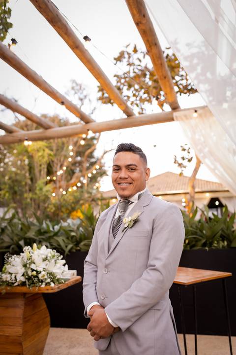 pre-wedding-casamento-ensaio-igreja-cerimonia-noiva-daniel-custodio-fotografias-de-casamento-uberlandia-fotografo-cerimonial-por-do-sol-vestido-terno-atelie-buque-buffet-chacara-banda-uberlandia-minas-gerais-goias-aragauri-brasil-chacara-pista-de dança-'