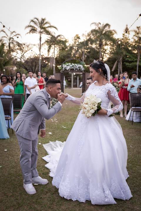 pre-wedding-casamento-ensaio-igreja-cerimonia-noiva-daniel-custodio-fotografias-de-casamento-uberlandia-fotografo-cerimonial-por-do-sol-vestido-terno-atelie-buque-buffet-chacara-banda-uberlandia-minas-gerais-goias-aragauri-brasil-chacara-pista-de dança-'