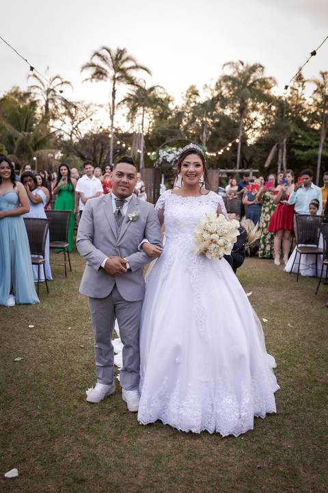 pre-wedding-casamento-ensaio-igreja-cerimonia-noiva-daniel-custodio-fotografias-de-casamento-uberlandia-fotografo-cerimonial-por-do-sol-vestido-terno-atelie-buque-buffet-chacara-banda-uberlandia-minas-gerais-goias-aragauri-brasil-chacara-pista-de dança-'