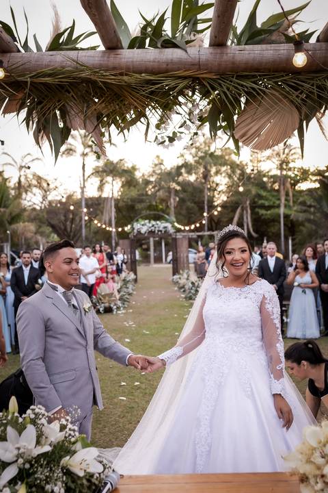 pre-wedding-casamento-ensaio-igreja-cerimonia-noiva-daniel-custodio-fotografias-de-casamento-uberlandia-fotografo-cerimonial-por-do-sol-vestido-terno-atelie-buque-buffet-chacara-banda-uberlandia-minas-gerais-goias-aragauri-brasil-chacara-pista-de dança-'
