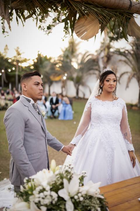 pre-wedding-casamento-ensaio-igreja-cerimonia-noiva-daniel-custodio-fotografias-de-casamento-uberlandia-fotografo-cerimonial-por-do-sol-vestido-terno-atelie-buque-buffet-chacara-banda-uberlandia-minas-gerais-goias-aragauri-brasil-chacara-pista-de dança-'