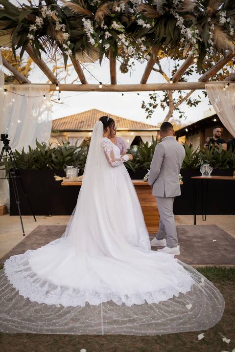 pre-wedding-casamento-ensaio-igreja-cerimonia-noiva-daniel-custodio-fotografias-de-casamento-uberlandia-fotografo-cerimonial-por-do-sol-vestido-terno-atelie-buque-buffet-chacara-banda-uberlandia-minas-gerais-goias-aragauri-brasil-chacara-pista-de dança-'
