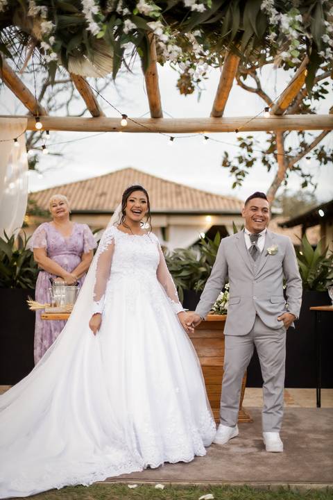 pre-wedding-casamento-ensaio-igreja-cerimonia-noiva-daniel-custodio-fotografias-de-casamento-uberlandia-fotografo-cerimonial-por-do-sol-vestido-terno-atelie-buque-buffet-chacara-banda-uberlandia-minas-gerais-goias-aragauri-brasil-chacara-pista-de dança-'
