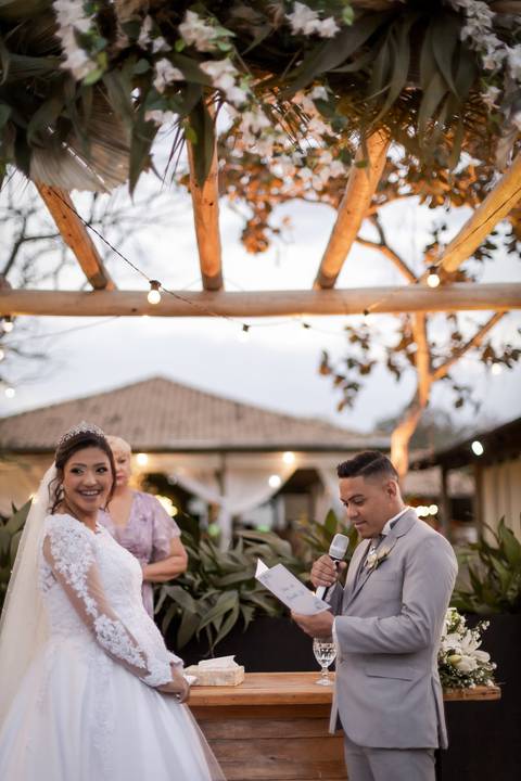 pre-wedding-casamento-ensaio-igreja-cerimonia-noiva-daniel-custodio-fotografias-de-casamento-uberlandia-fotografo-cerimonial-por-do-sol-vestido-terno-atelie-buque-buffet-chacara-banda-uberlandia-minas-gerais-goias-aragauri-brasil-chacara-pista-de dança-'
