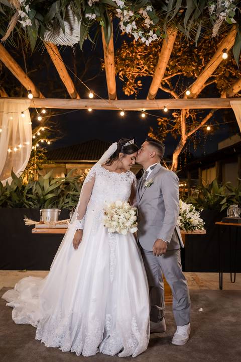 pre-wedding-casamento-ensaio-igreja-cerimonia-noiva-daniel-custodio-fotografias-de-casamento-uberlandia-fotografo-cerimonial-por-do-sol-vestido-terno-atelie-buque-buffet-chacara-banda-uberlandia-minas-gerais-goias-aragauri-brasil-chacara-pista-de dança-'