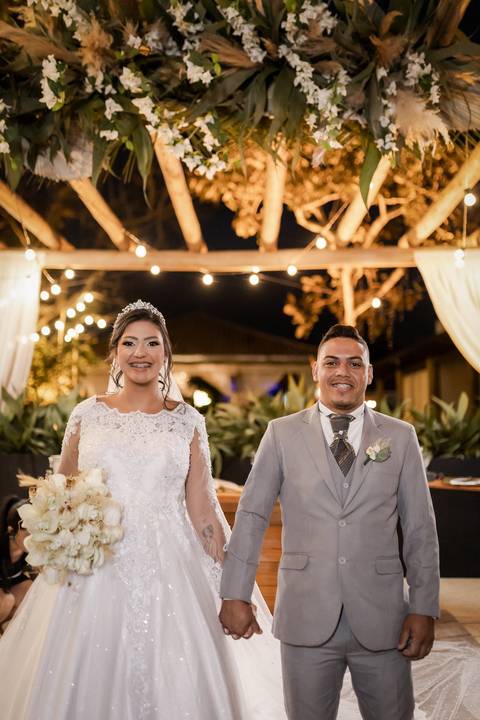 pre-wedding-casamento-ensaio-igreja-cerimonia-noiva-daniel-custodio-fotografias-de-casamento-uberlandia-fotografo-cerimonial-por-do-sol-vestido-terno-atelie-buque-buffet-chacara-banda-uberlandia-minas-gerais-goias-aragauri-brasil-chacara-pista-de dança-'