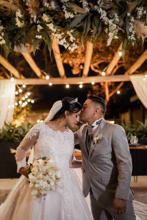 pre-wedding-casamento-ensaio-igreja-cerimonia-noiva-daniel-custodio-fotografias-de-casamento-uberlandia-fotografo-cerimonial-por-do-sol-vestido-terno-atelie-buque-buffet-chacara-banda-uberlandia-minas-gerais-goias-aragauri-brasil-chacara-pista-de dança-'