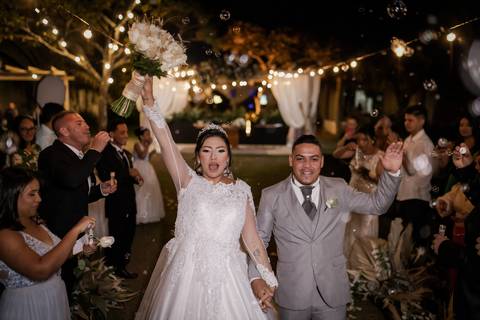 pre-wedding-casamento-ensaio-igreja-cerimonia-noiva-daniel-custodio-fotografias-de-casamento-uberlandia-fotografo-cerimonial-por-do-sol-vestido-terno-atelie-buque-buffet-chacara-banda-uberlandia-minas-gerais-goias-aragauri-brasil-chacara-pista-de dança-'