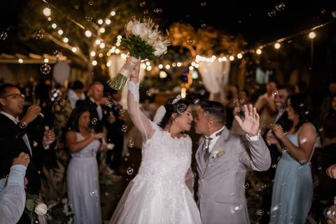 pre-wedding-casamento-ensaio-igreja-cerimonia-noiva-daniel-custodio-fotografias-de-casamento-uberlandia-fotografo-cerimonial-por-do-sol-vestido-terno-atelie-buque-buffet-chacara-banda-uberlandia-minas-gerais-goias-aragauri-brasil-chacara-pista-de dança-'