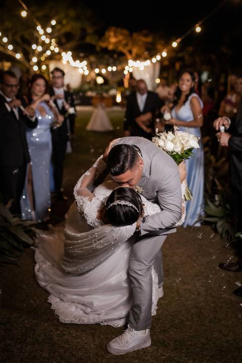 pre-wedding-casamento-ensaio-igreja-cerimonia-noiva-daniel-custodio-fotografias-de-casamento-uberlandia-fotografo-cerimonial-por-do-sol-vestido-terno-atelie-buque-buffet-chacara-banda-uberlandia-minas-gerais-goias-aragauri-brasil-chacara-pista-de dança-'