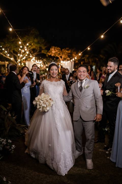 pre-wedding-casamento-ensaio-igreja-cerimonia-noiva-daniel-custodio-fotografias-de-casamento-uberlandia-fotografo-cerimonial-por-do-sol-vestido-terno-atelie-buque-buffet-chacara-banda-uberlandia-minas-gerais-goias-aragauri-brasil-chacara-pista-de dança-'