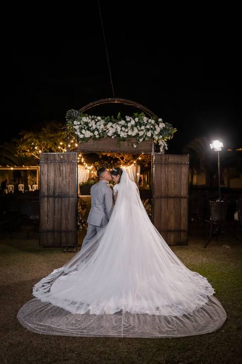 pre-wedding-casamento-ensaio-igreja-cerimonia-noiva-daniel-custodio-fotografias-de-casamento-uberlandia-fotografo-cerimonial-por-do-sol-vestido-terno-atelie-buque-buffet-chacara-banda-uberlandia-minas-gerais-goias-aragauri-brasil-chacara-pista-de dança-'